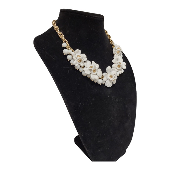 Retro Gold & White Floral Beaded Costume Necklace - Picture 2 of 9